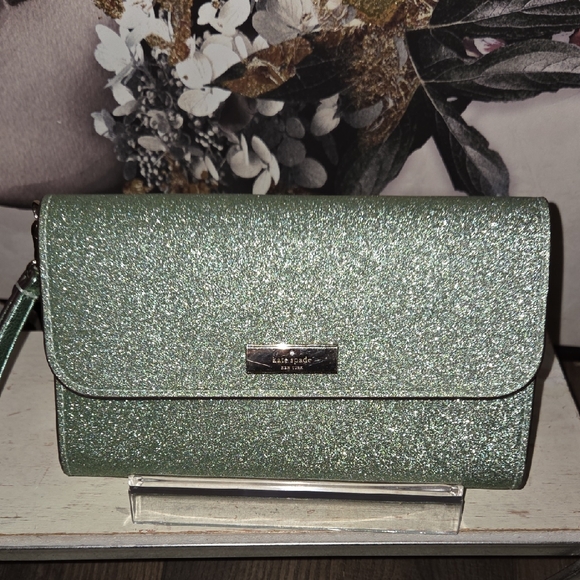kate spade Handbags - Kate Spade Sparkling Green Wristlet